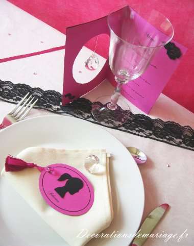   décoration mariage table loisirs créatifs thème baroque noir et fuchsia marque place médaillon  et menu pendeloque cristal carte ovale 