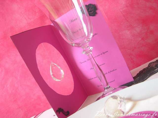   décoration mariage table loisirs créatifs bricolage faire soi même thème baroque  noir fuchsia dentelle menu pendloque de cristal dentelle 