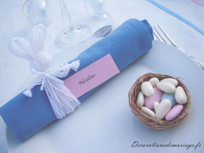 idées décoration de table pâques rond de serviette marque place porte nom lièvre de paques en laine petit nid à dragées couleurs pastel loisirs créatifs bricolage faire soi même