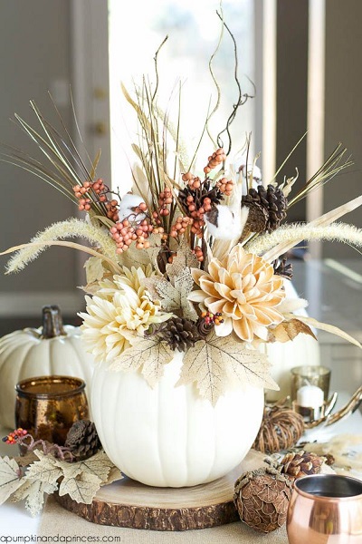 Une décoration de table automnale simple et florale.