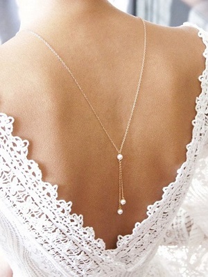 collier mariage pendant dans le dos