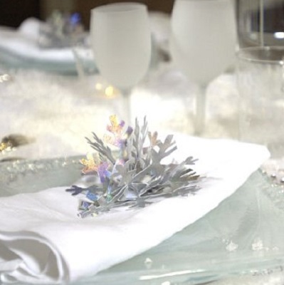 Décoration de table pour Noël avec fagot de bois, houx et pin, Décorations  à poser / suspendre