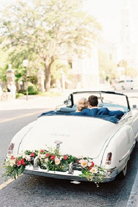Belles décorations de tableau de bord de voiture de mariage
