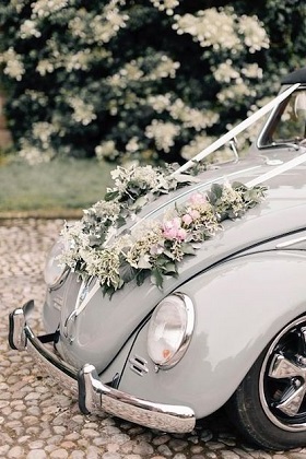 Décoration de voiture pour mariage champêtre